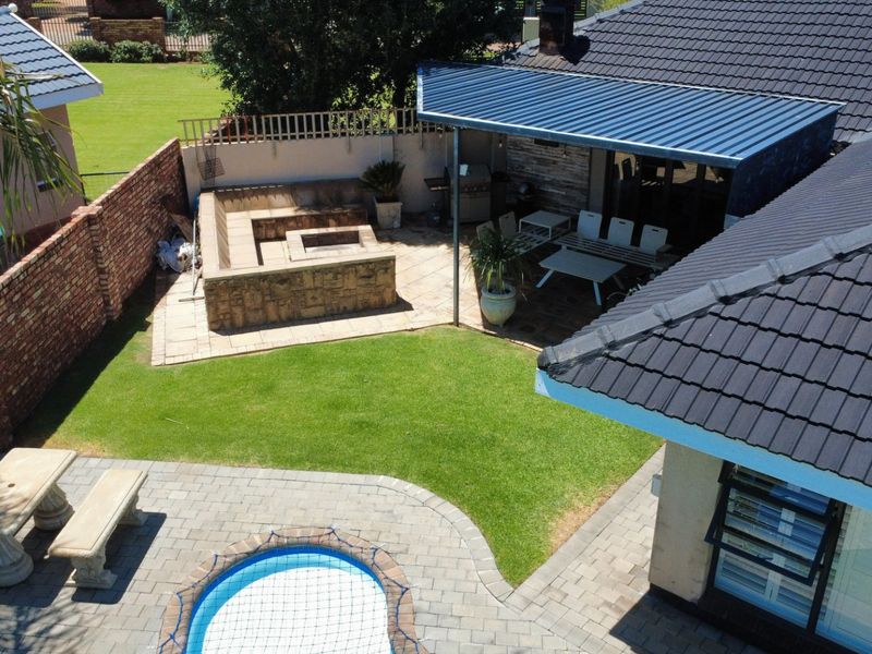 Exclusive Entertainer’s Dream Home – A Rare Find - Photo 4