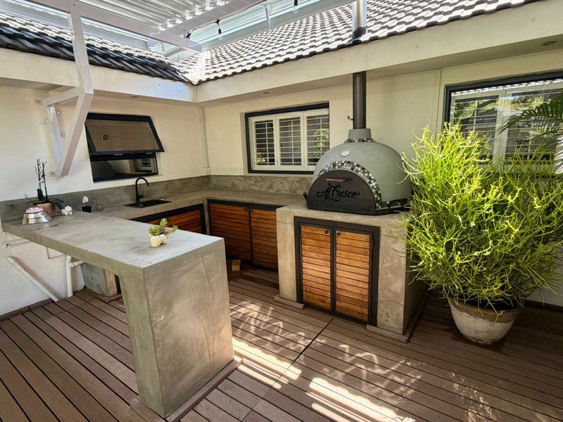 Exclusive Entertainer’s Dream Home – A Rare Find - Photo 2