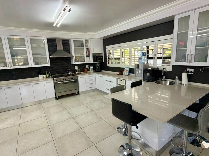 Exclusive Entertainer’s Dream Home – A Rare Find - Photo 10