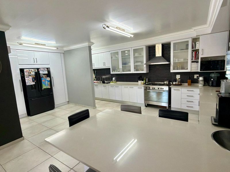 Exclusive Entertainer’s Dream Home – A Rare Find - Photo 7