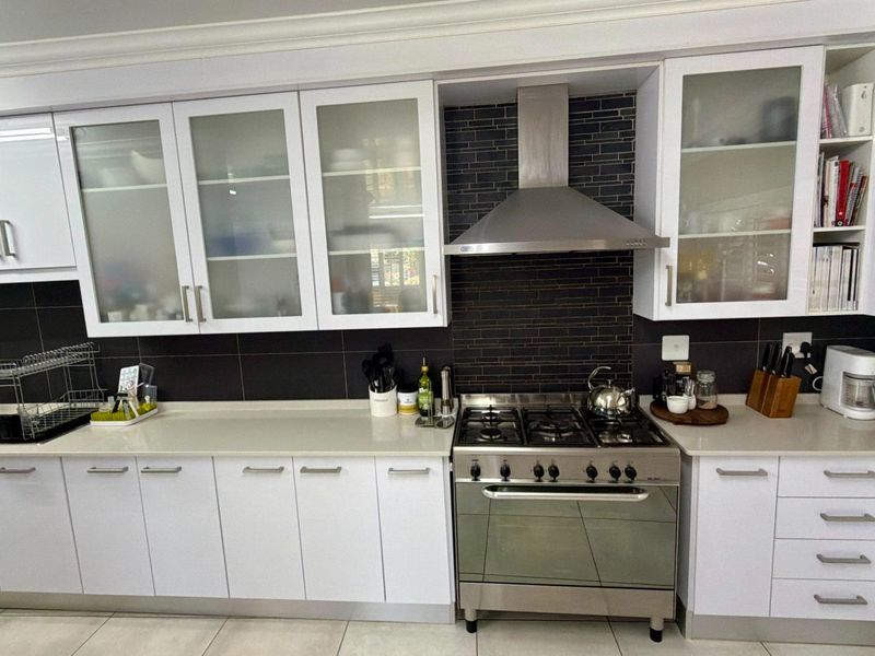 Exclusive Entertainer’s Dream Home – A Rare Find - Photo 8