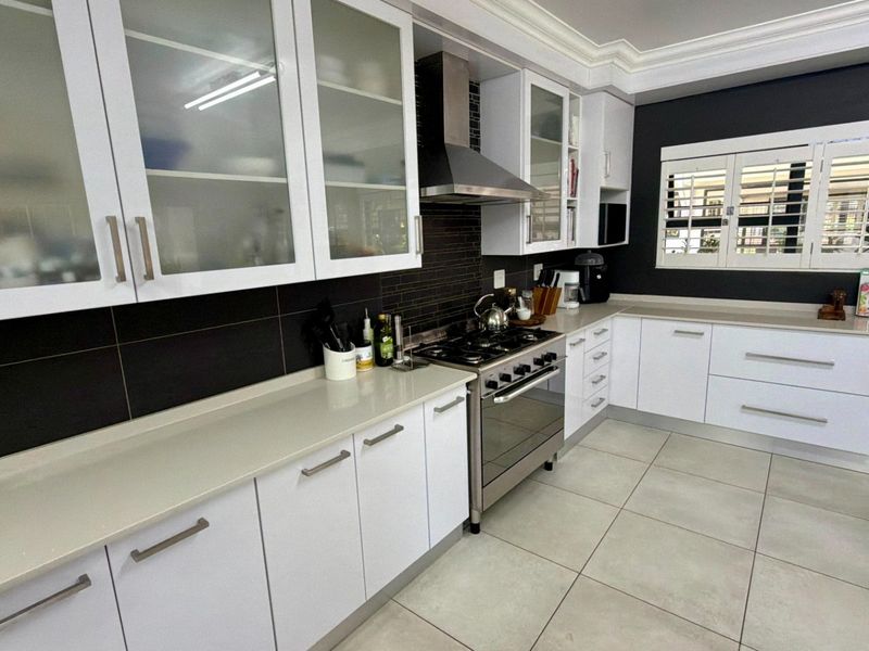 Exclusive Entertainer’s Dream Home – A Rare Find - Photo 6