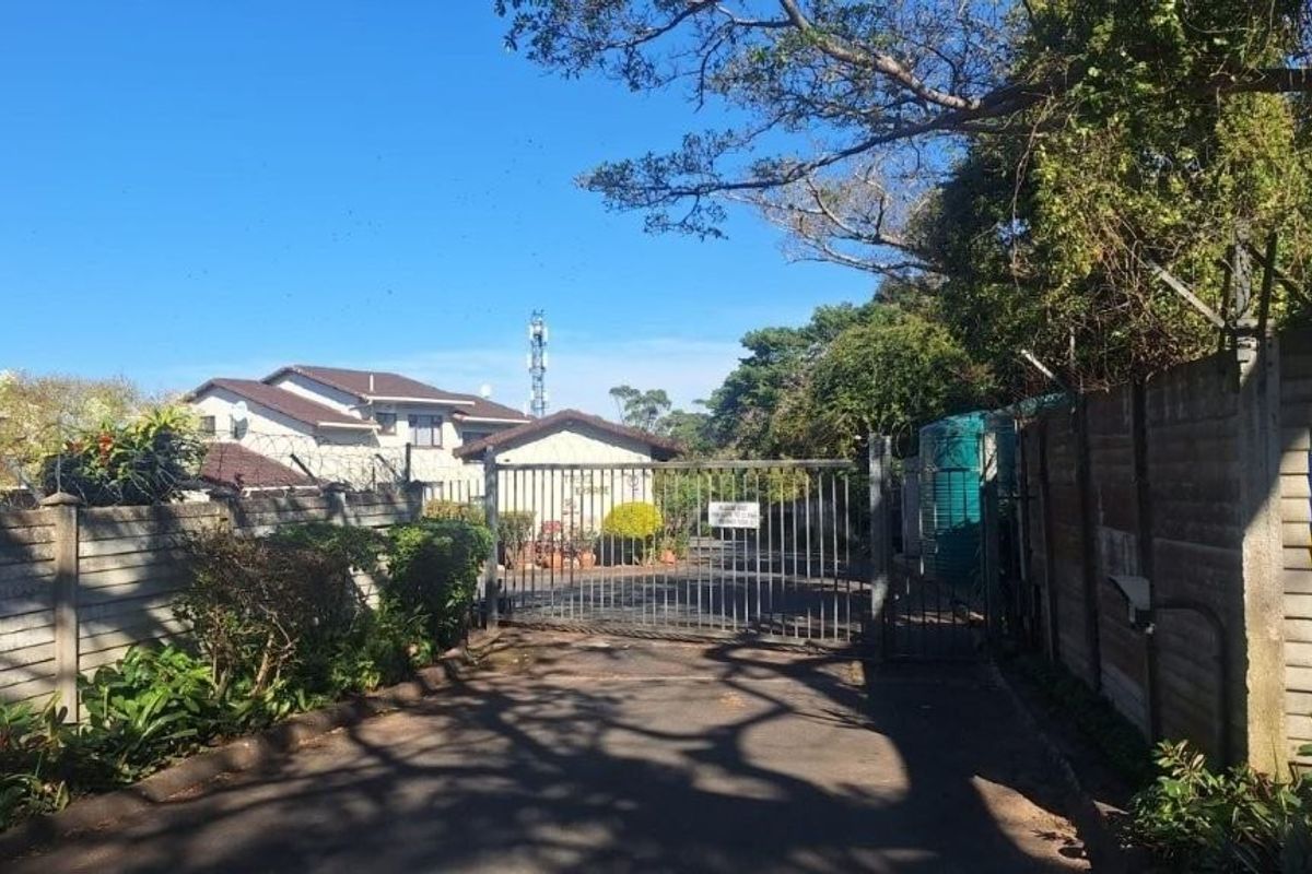 Exceptional Value – Secure, Spacious 3 bedroom Townhouse - Photo 3