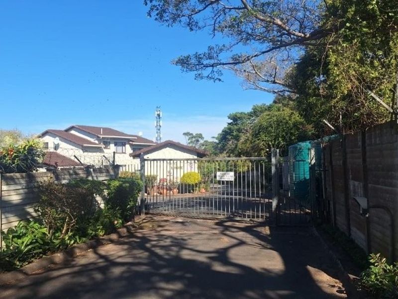 Exceptional Value – Secure, Spacious 3 bedroom Townhouse - Photo 3