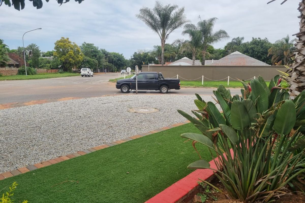 DIOUBLE STORY 4 BEDROOM FREESTANDING HOUSE IN FLORA PARK POLOKWANE  - Photo 5