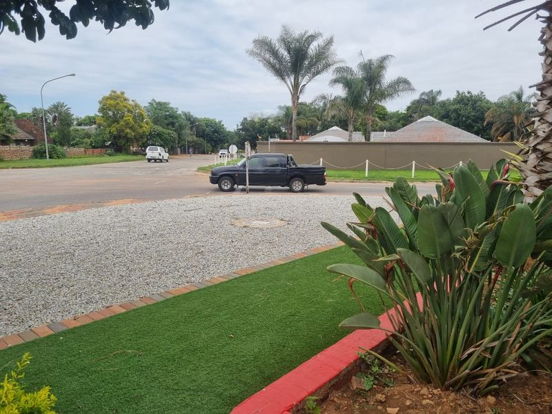 DIOUBLE STORY 4 BEDROOM FREESTANDING HOUSE IN FLORA PARK POLOKWANE  - Photo 5