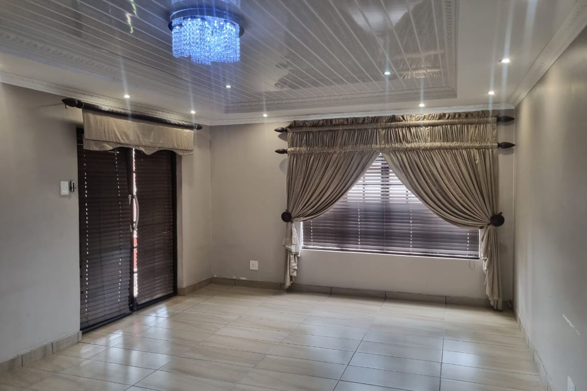 DIOUBLE STORY 4 BEDROOM FREESTANDING HOUSE IN FLORA PARK POLOKWANE  - Photo 2