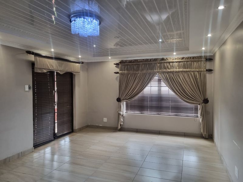 DIOUBLE STORY 4 BEDROOM FREESTANDING HOUSE IN FLORA PARK POLOKWANE  - Photo 2