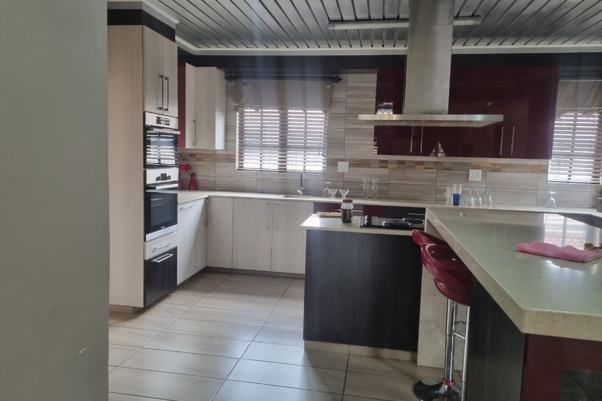 DIOUBLE STORY 4 BEDROOM FREESTANDING HOUSE IN FLORA PARK POLOKWANE  - Photo 3