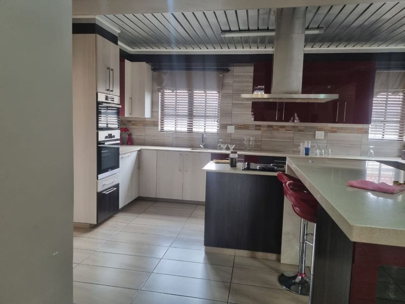 DIOUBLE STORY 4 BEDROOM FREESTANDING HOUSE IN FLORA PARK POLOKWANE  - Photo 3