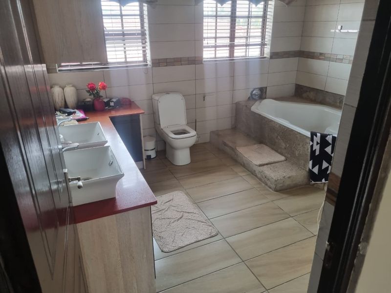 DIOUBLE STORY 4 BEDROOM FREESTANDING HOUSE IN FLORA PARK POLOKWANE  - Photo 9