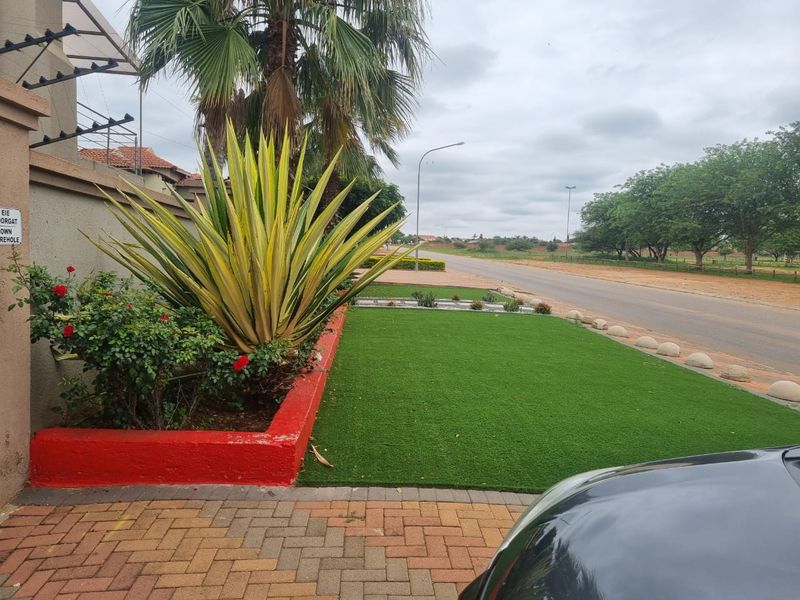 DIOUBLE STORY 4 BEDROOM FREESTANDING HOUSE IN FLORA PARK POLOKWANE  - Photo 8