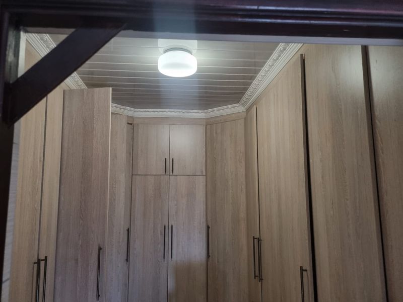 DIOUBLE STORY 4 BEDROOM FREESTANDING HOUSE IN FLORA PARK POLOKWANE  - Photo 6