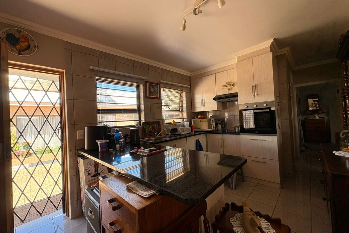 Modern Two-Bedroom, Two Bathroom Flat in Sought-After Anistemi Retirement Village, Klerksdorp - Photo 3