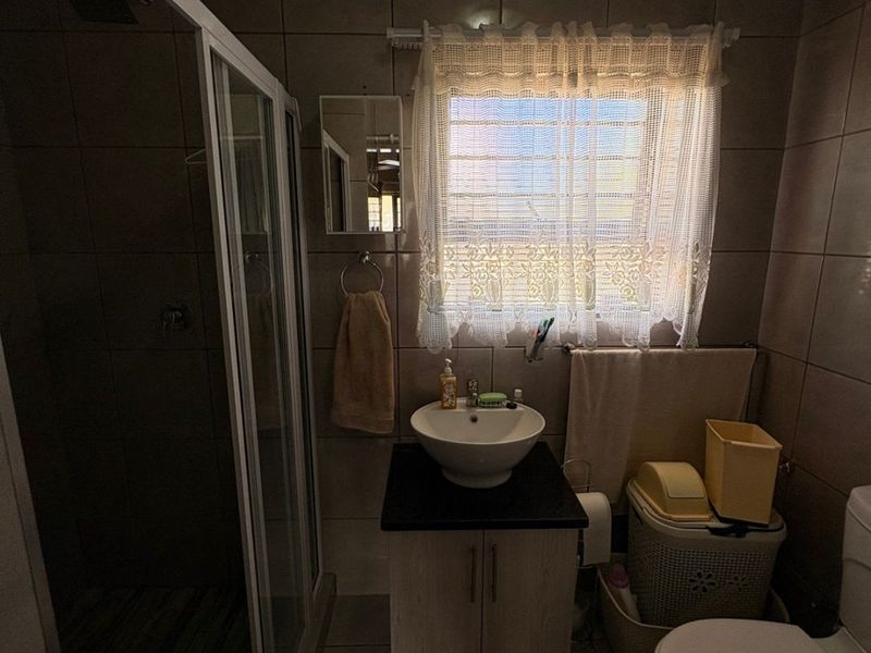 Modern Two-Bedroom, Two Bathroom Flat in Sought-After Anistemi Retirement Village, Klerksdorp - Photo 10