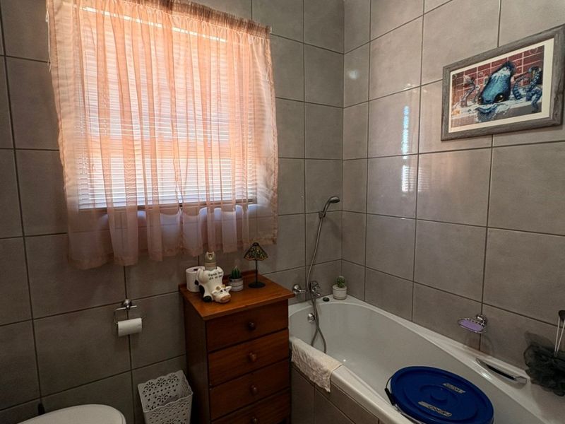 Modern Two-Bedroom, Two Bathroom Flat in Sought-After Anistemi Retirement Village, Klerksdorp - Photo 9