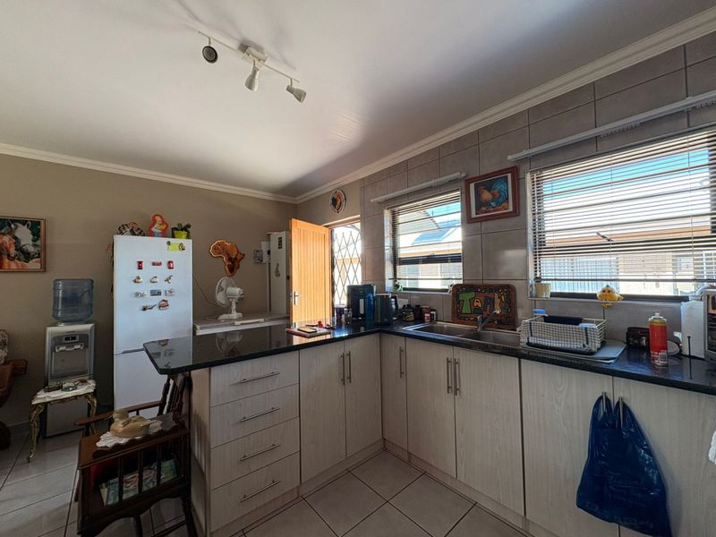 Modern Two-Bedroom, Two Bathroom Flat in Sought-After Anistemi Retirement Village, Klerksdorp - Photo 5