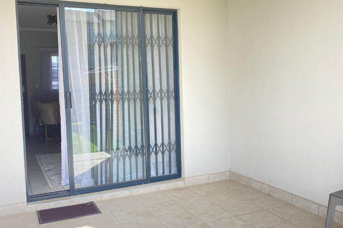 Immaculate Ground floor 2 Beds, 1 Full bath Apartment for Sale  in Crescent Glades Estate, Adagio Complex - Photo 2