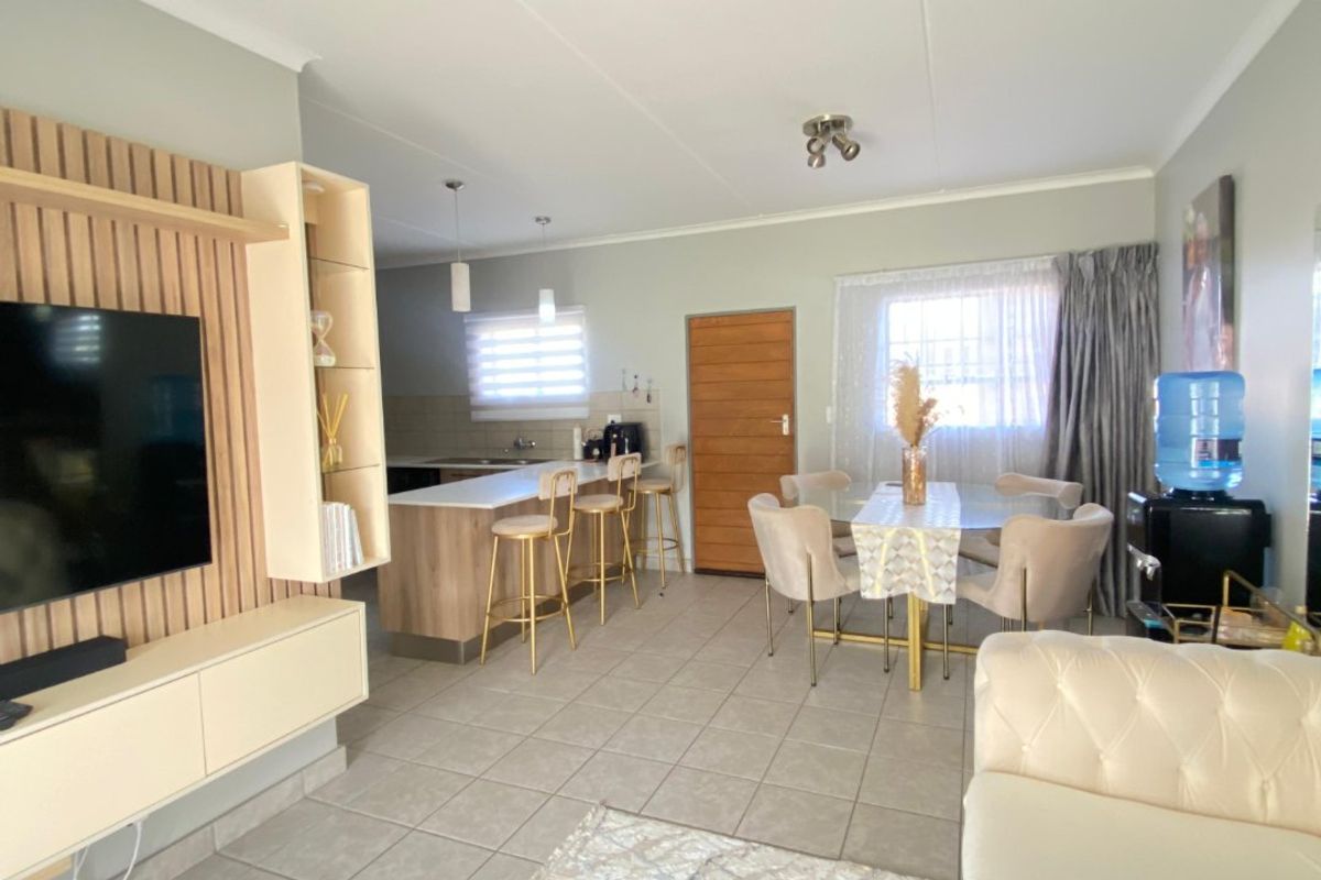 Immaculate Ground floor 2 Beds, 1 Full bath Apartment for Sale  in Crescent Glades Estate, Adagio Complex - Photo 3
