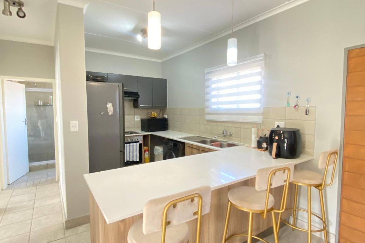 Immaculate Ground floor 2 Beds, 1 Full bath Apartment for Sale  in Crescent Glades Estate, Adagio Complex - Photo 4