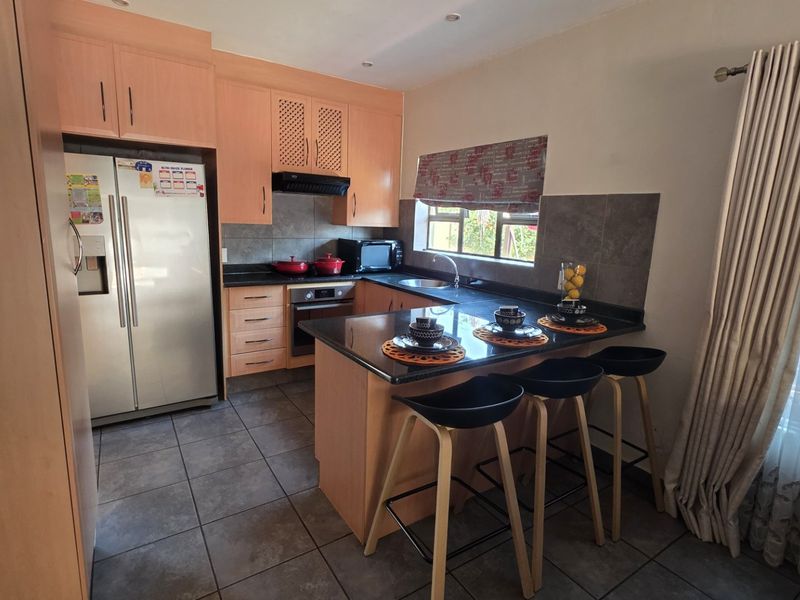 Spacious Family Home in Secure Estate - Photo 4