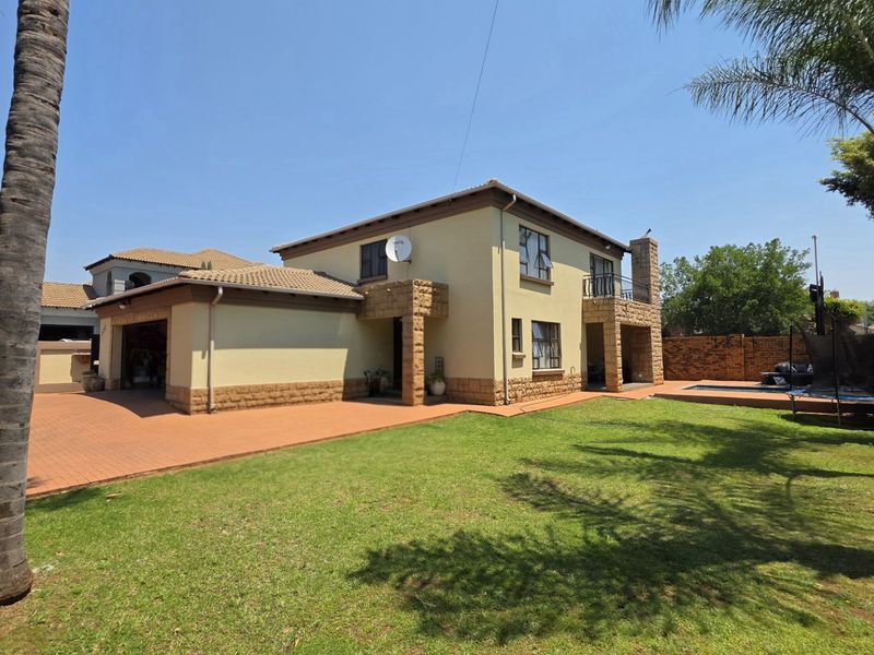 Spacious Family Home in Secure Estate - Photo 5