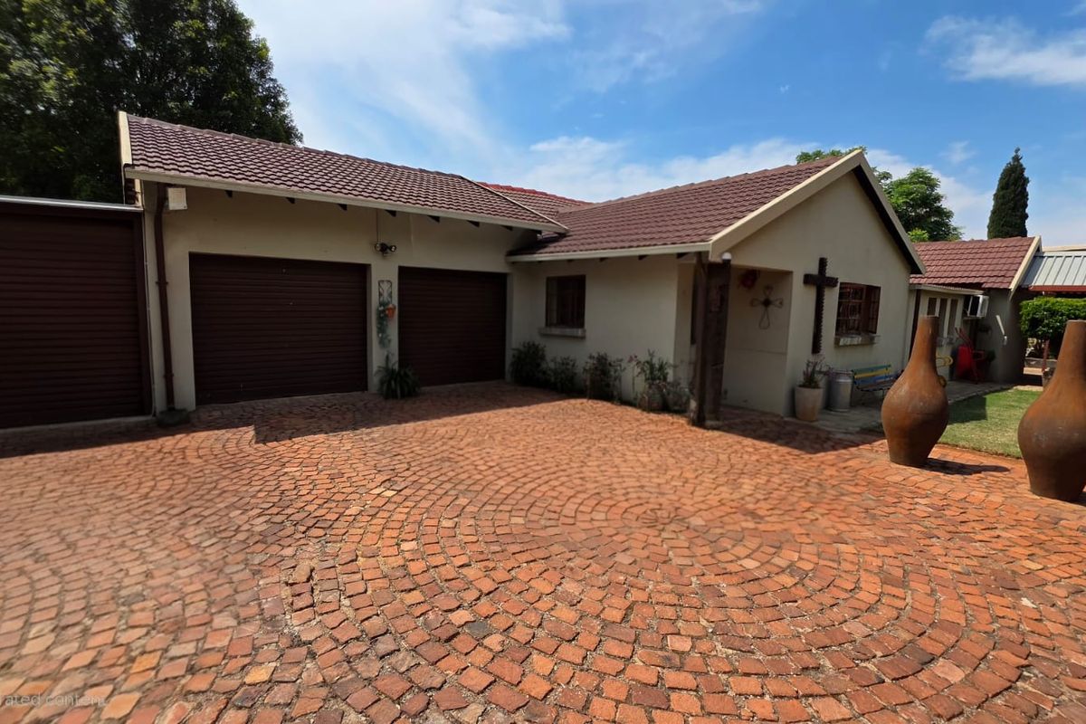 Exceptional Entertainer’s Home with Luxury Features - Photo 4