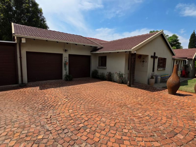 Exceptional Entertainer’s Home with Luxury Features - Photo 4