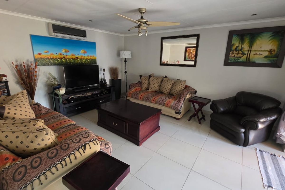 Exceptional Entertainer’s Home with Luxury Features - Photo 3