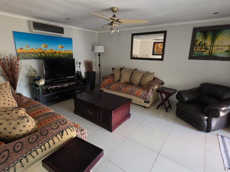 Exceptional Entertainer’s Home with Luxury Features - Photo 3