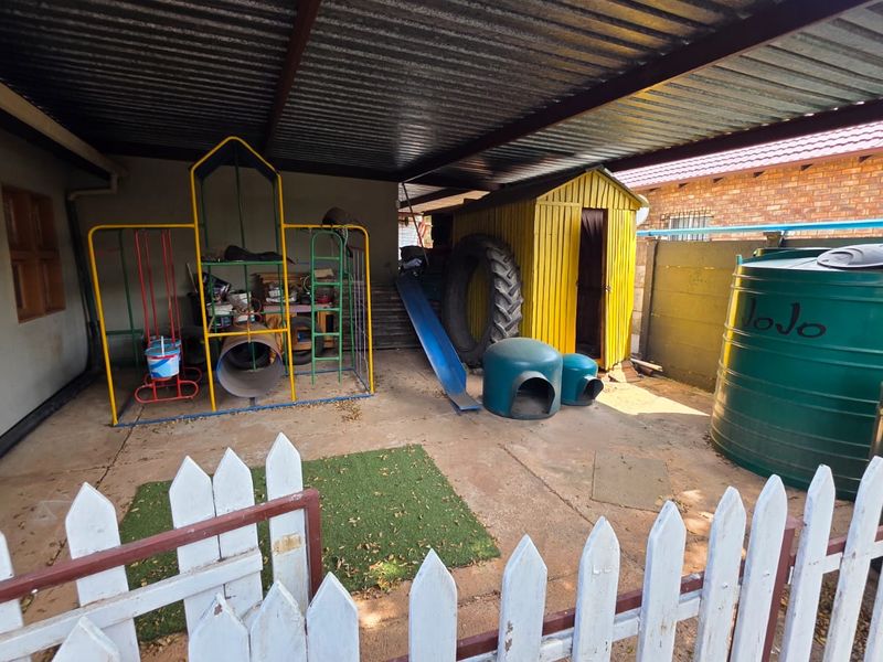 Exceptional Entertainer’s Home with Luxury Features - Photo 7