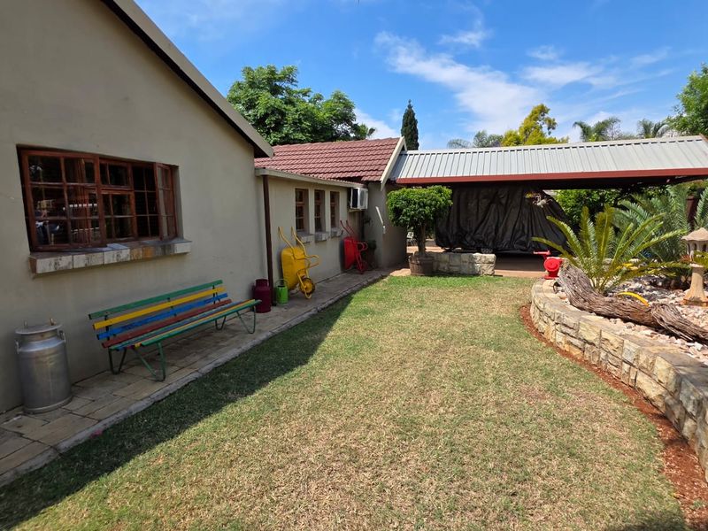 Exceptional Entertainer’s Home with Luxury Features - Photo 6