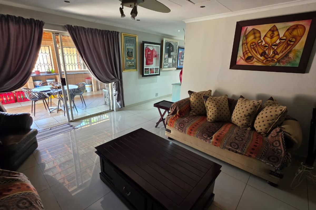 Exceptional Entertainer’s Home with Luxury Features - Photo 2