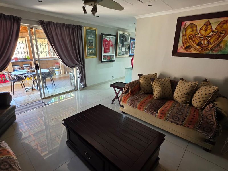 Exceptional Entertainer’s Home with Luxury Features - Photo 2