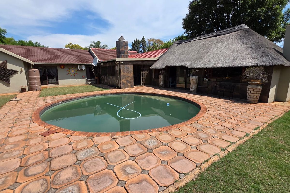 Exceptional Entertainer’s Home with Luxury Features - Photo 5