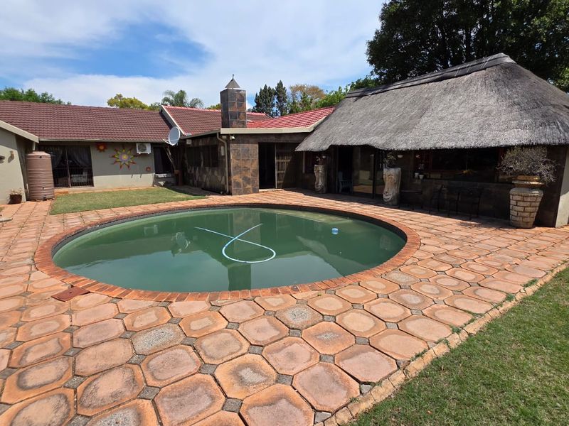 Exceptional Entertainer’s Home with Luxury Features - Photo 5