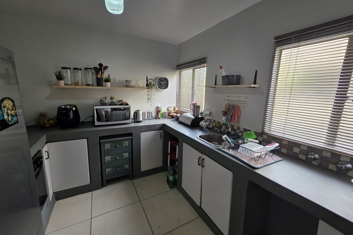 Modern Townhouse in Prime Magalieskruin - Photo 3