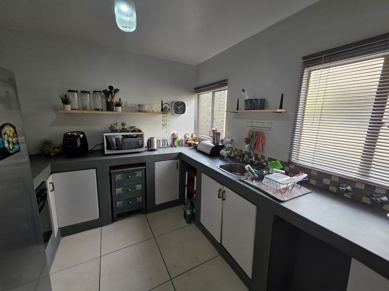 Modern Townhouse in Prime Magalieskruin - Photo 3