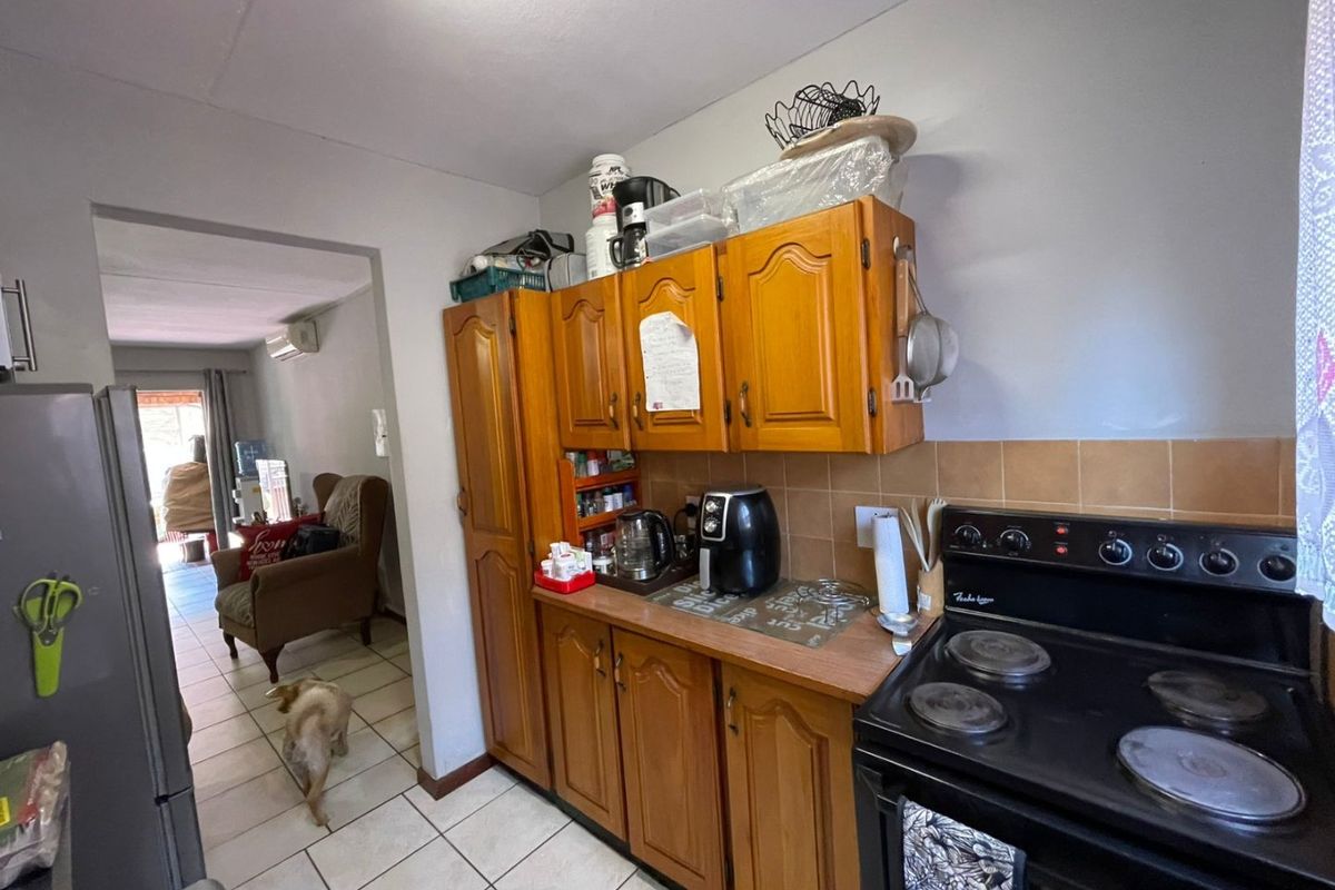 Spacious Ground-Floor Unit With Amenities - Photo 4