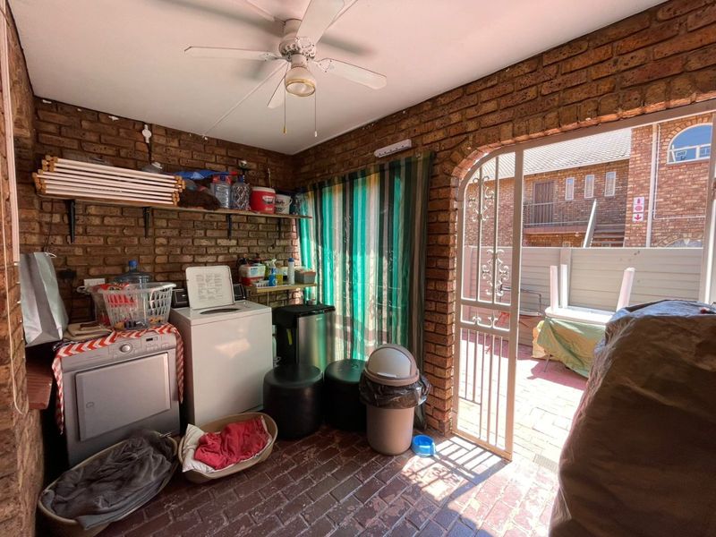 Spacious Ground-Floor Unit With Amenities - Photo 9