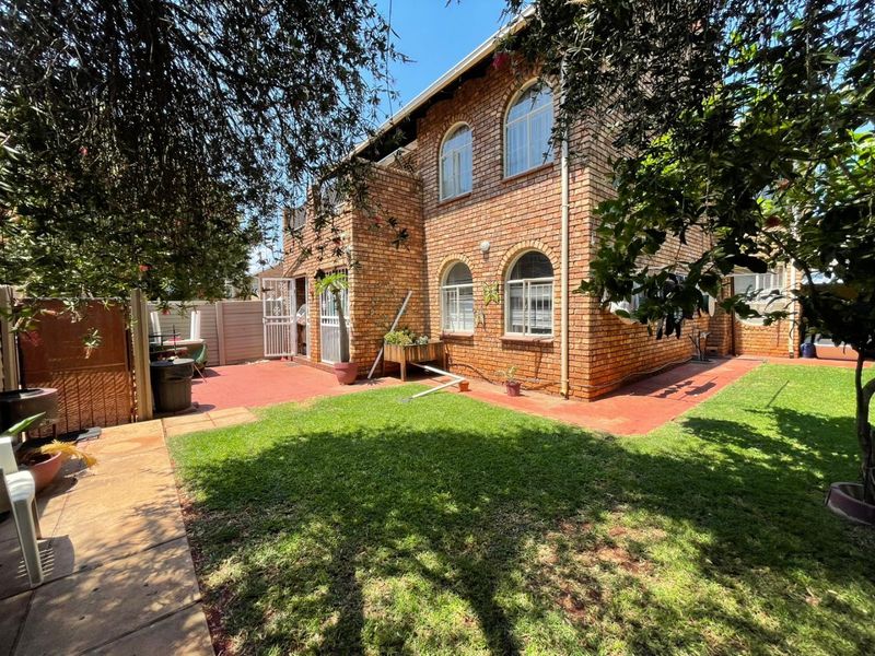 Spacious Ground-Floor Unit With Amenities - Photo 7