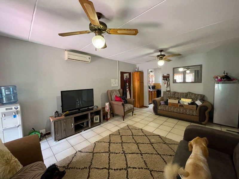 Spacious Ground-Floor Unit With Amenities - Photo 2