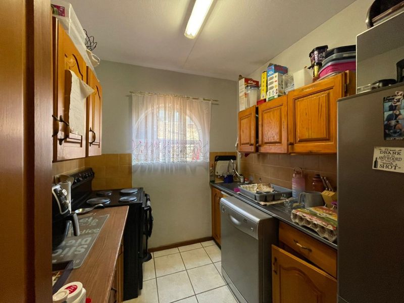 Spacious Ground-Floor Unit With Amenities - Photo 3