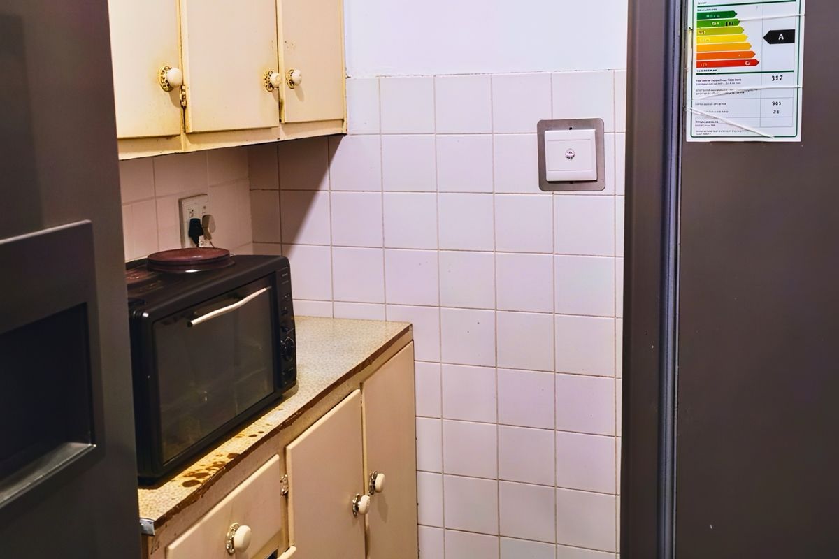 NOW SELLING AT A REDUCED PRICE  | A Bachelor Apartment with Huge Potential in Durban's Iconic John Ross House | Perfect Starter Home or Investment Project. - Photo 4