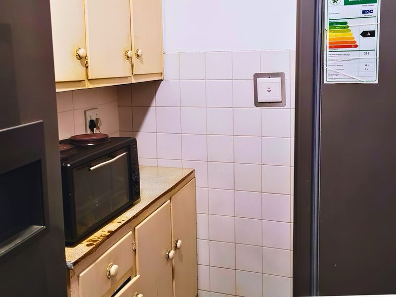 NOW SELLING AT A REDUCED PRICE  | A Bachelor Apartment with Huge Potential in Durban's Iconic John Ross House | Perfect Starter Home or Investment Project. - Photo 4