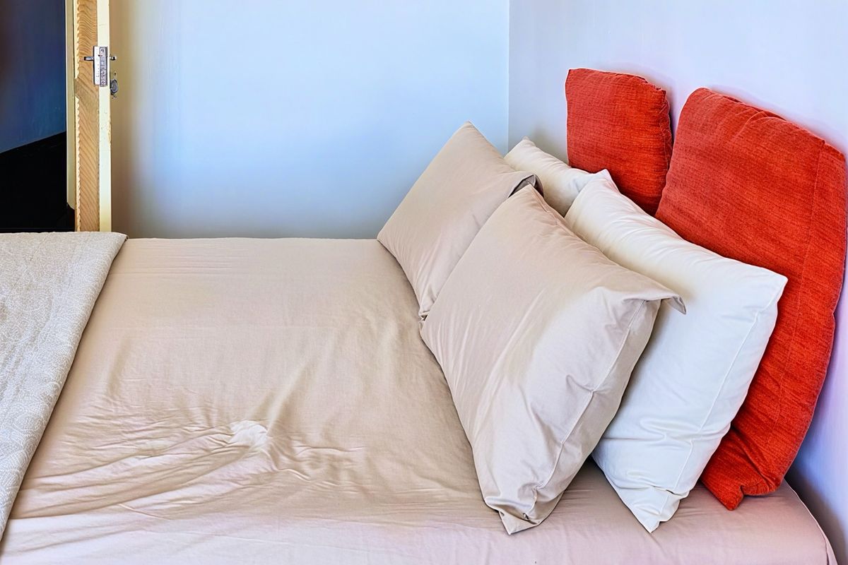 NOW SELLING AT A REDUCED PRICE  | A Bachelor Apartment with Huge Potential in Durban's Iconic John Ross House | Perfect Starter Home or Investment Project. - Photo 5