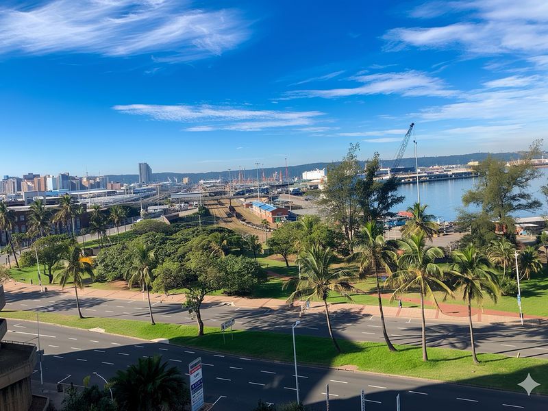 NOW SELLING AT A REDUCED PRICE  | A Bachelor Apartment with Huge Potential in Durban's Iconic John Ross House | Perfect Starter Home or Investment Project. - Photo 10