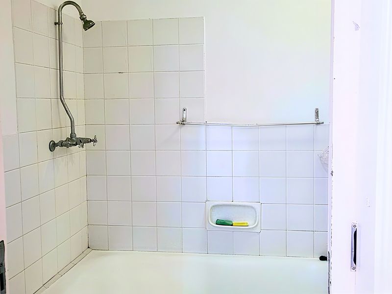 NOW SELLING AT A REDUCED PRICE  | A Bachelor Apartment with Huge Potential in Durban's Iconic John Ross House | Perfect Starter Home or Investment Project. - Photo 6