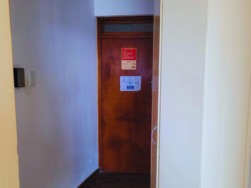 NOW SELLING AT A REDUCED PRICE  | A Bachelor Apartment with Huge Potential in Durban's Iconic John Ross House | Perfect Starter Home or Investment Project. - Photo 7