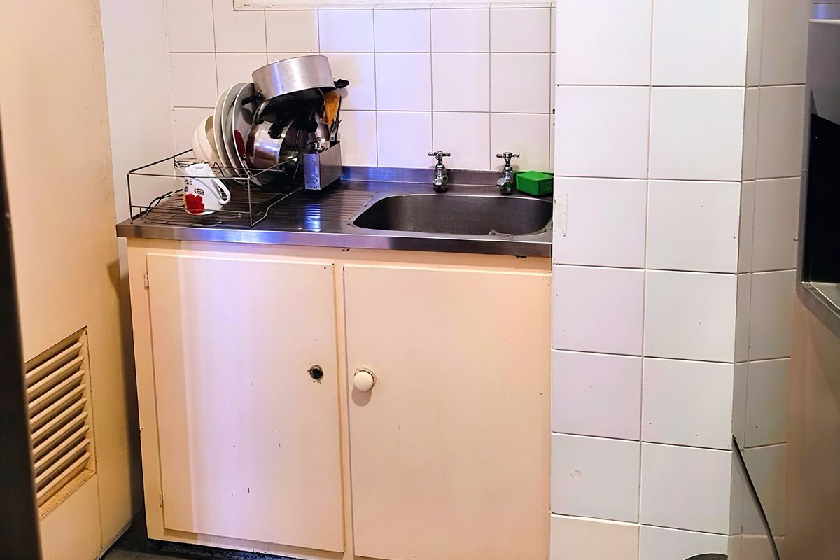 NOW SELLING AT A REDUCED PRICE  | A Bachelor Apartment with Huge Potential in Durban's Iconic John Ross House | Perfect Starter Home or Investment Project. - Photo 3